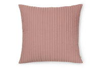 「BrosteCopenhagen」は1955年に設立された伝統的なデンマークのブランドです。キャンドルや食器や装飾品など昔からある物を尊重して、バランス良く現在のデザインを加え、今の生活に馴染む様な製品を作成しています。