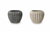 Broste Copenhagen(ブロステ・コペンハーゲン)は、1955年にデンマーク・コペンハーゲンで設立された、北欧デザインを代表するインテリアブランドのひとつです。創業以来、「暮らしに寄り添う上質なデザイン」をコンセプトに、自然から着想を得た柔らかな色彩や素材感を大切にしたコレクションを展開しています。トレンドに流されないタイムレスな美しさと実用性を兼ね備え、北欧ならではの穏やかで洗練された空間づくりをサポートします。クラフト感ある質感や素材選び、優れたディテールにより、住まいに心地よさと個性をもたらします。スカンジナビアの自然と都市生活を調和させるデザイン哲学のもと、Broste Copenhagenは現代的なライフスタイルに溶け込みながら、感性豊かな空間を演出します。北欧らしい温もりと美しさを取り入れたい方に、長く愛されるブランドです。