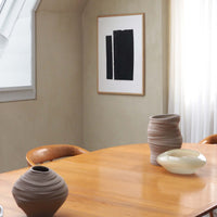 Atelier Cph(アトリエ・シーピーエイチ)は、デンマーク・コペンハーゲンを拠点とするデザインスタジオ兼アートブランドです。ミニマルで構築的なビジュアルを特徴とし、抽象アートやコラージュを中心としたアートポスターを多数手がけています。北欧デザインらしい洗練された感性とバランスの取れた構成美が魅力で、リビング、寝室、書斎、オフィスなど、あらゆる空間に調和と静けさをもたらします。幾何学的なモチーフを用いたアートは、ギャラリーウォールやモダンインテリアのアクセントにも最適。高品質な紙と印刷による仕上がりで、インテリアとしての完成度も高く評価されています。北欧アートポスター、現代アート、ミニマルデザイン、韓国インテリアなど、幅広いスタイルにマッチするスタイリッシュなアートを探している方におすすめです。