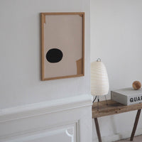 Atelier Cph(アトリエ・シーピーエイチ)は、デンマーク・コペンハーゲンを拠点とするデザインスタジオ兼アートブランドです。ミニマルで構築的なビジュアルを特徴とし、抽象アートやコラージュを中心としたアートポスターを多数手がけています。北欧デザインらしい洗練された感性とバランスの取れた構成美が魅力で、リビング、寝室、書斎、オフィスなど、あらゆる空間に調和と静けさをもたらします。幾何学的なモチーフを用いたアートは、ギャラリーウォールやモダンインテリアのアクセントにも最適。高品質な紙と印刷による仕上がりで、インテリアとしての完成度も高く評価されています。北欧アートポスター、現代アート、ミニマルデザイン、韓国インテリアなど、幅広いスタイルにマッチするスタイリッシュなアートを探している方におすすめです。