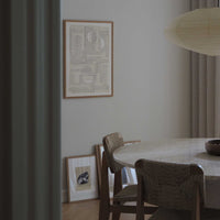 Atelier Cph(アトリエ・シーピーエイチ)は、デンマーク・コペンハーゲンを拠点とするデザインスタジオ兼アートブランドです。ミニマルで構築的なビジュアルを特徴とし、抽象アートやコラージュを中心としたアートポスターを多数手がけています。北欧デザインらしい洗練された感性とバランスの取れた構成美が魅力で、リビング、寝室、書斎、オフィスなど、あらゆる空間に調和と静けさをもたらします。幾何学的なモチーフを用いたアートは、ギャラリーウォールやモダンインテリアのアクセントにも最適。高品質な紙と印刷による仕上がりで、インテリアとしての完成度も高く評価されています。北欧アートポスター、現代アート、ミニマルデザイン、韓国インテリアなど、幅広いスタイルにマッチするスタイリッシュなアートを探している方におすすめです。