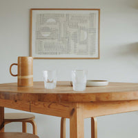 Atelier Cph(アトリエ・シーピーエイチ)は、デンマーク・コペンハーゲンを拠点とするデザインスタジオ兼アートブランドです。ミニマルで構築的なビジュアルを特徴とし、抽象アートやコラージュを中心としたアートポスターを多数手がけています。北欧デザインらしい洗練された感性とバランスの取れた構成美が魅力で、リビング、寝室、書斎、オフィスなど、あらゆる空間に調和と静けさをもたらします。幾何学的なモチーフを用いたアートは、ギャラリーウォールやモダンインテリアのアクセントにも最適。高品質な紙と印刷による仕上がりで、インテリアとしての完成度も高く評価されています。北欧アートポスター、現代アート、ミニマルデザイン、韓国インテリアなど、幅広いスタイルにマッチするスタイリッシュなアートを探している方におすすめです。