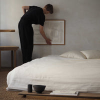 Atelier Cph(アトリエ・シーピーエイチ)は、デンマーク・コペンハーゲンを拠点とするデザインスタジオ兼アートブランドです。ミニマルで構築的なビジュアルを特徴とし、抽象アートやコラージュを中心としたアートポスターを多数手がけています。北欧デザインらしい洗練された感性とバランスの取れた構成美が魅力で、リビング、寝室、書斎、オフィスなど、あらゆる空間に調和と静けさをもたらします。幾何学的なモチーフを用いたアートは、ギャラリーウォールやモダンインテリアのアクセントにも最適。高品質な紙と印刷による仕上がりで、インテリアとしての完成度も高く評価されています。北欧アートポスター、現代アート、ミニマルデザイン、韓国インテリアなど、幅広いスタイルにマッチするスタイリッシュなアートを探している方におすすめです。