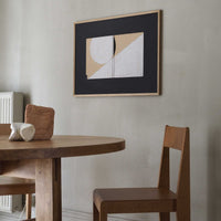 Atelier Cph(アトリエ・シーピーエイチ)は、デンマーク・コペンハーゲンを拠点とするデザインスタジオ兼アートブランドです。ミニマルで構築的なビジュアルを特徴とし、抽象アートやコラージュを中心としたアートポスターを多数手がけています。北欧デザインらしい洗練された感性とバランスの取れた構成美が魅力で、リビング、寝室、書斎、オフィスなど、あらゆる空間に調和と静けさをもたらします。幾何学的なモチーフを用いたアートは、ギャラリーウォールやモダンインテリアのアクセントにも最適。高品質な紙と印刷による仕上がりで、インテリアとしての完成度も高く評価されています。北欧アートポスター、現代アート、ミニマルデザイン、韓国インテリアなど、幅広いスタイルにマッチするスタイリッシュなアートを探している方におすすめです。