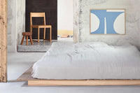 Atelier Cph(アトリエ・シーピーエイチ)は、デンマーク・コペンハーゲンを拠点とするデザインスタジオ兼アートブランドです。ミニマルで構築的なビジュアルを特徴とし、抽象アートやコラージュを中心としたアートポスターを多数手がけています。北欧デザインらしい洗練された感性とバランスの取れた構成美が魅力で、リビング、寝室、書斎、オフィスなど、あらゆる空間に調和と静けさをもたらします。幾何学的なモチーフを用いたアートは、ギャラリーウォールやモダンインテリアのアクセントにも最適。高品質な紙と印刷による仕上がりで、インテリアとしての完成度も高く評価されています。北欧アートポスター、現代アート、ミニマルデザイン、韓国インテリアなど、幅広いスタイルにマッチするスタイリッシュなアートを探している方におすすめです。