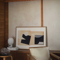 Atelier Cph(アトリエ・シーピーエイチ)は、デンマーク・コペンハーゲンを拠点とするデザインスタジオ兼アートブランドです。ミニマルで構築的なビジュアルを特徴とし、抽象アートやコラージュを中心としたアートポスターを多数手がけています。北欧デザインらしい洗練された感性とバランスの取れた構成美が魅力で、リビング、寝室、書斎、オフィスなど、あらゆる空間に調和と静けさをもたらします。幾何学的なモチーフを用いたアートは、ギャラリーウォールやモダンインテリアのアクセントにも最適。高品質な紙と印刷による仕上がりで、インテリアとしての完成度も高く評価されています。北欧アートポスター、現代アート、ミニマルデザイン、韓国インテリアなど、幅広いスタイルにマッチするスタイリッシュなアートを探している方におすすめです。