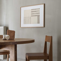 Atelier Cph(アトリエ・シーピーエイチ)は、デンマーク・コペンハーゲンを拠点とするデザインスタジオ兼アートブランドです。ミニマルで構築的なビジュアルを特徴とし、抽象アートやコラージュを中心としたアートポスターを多数手がけています。北欧デザインらしい洗練された感性とバランスの取れた構成美が魅力で、リビング、寝室、書斎、オフィスなど、あらゆる空間に調和と静けさをもたらします。幾何学的なモチーフを用いたアートは、ギャラリーウォールやモダンインテリアのアクセントにも最適。高品質な紙と印刷による仕上がりで、インテリアとしての完成度も高く評価されています。北欧アートポスター、現代アート、ミニマルデザイン、韓国インテリアなど、幅広いスタイルにマッチするスタイリッシュなアートを探している方におすすめです。