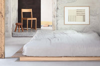 Atelier Cph(アトリエ・シーピーエイチ)は、デンマーク・コペンハーゲンを拠点とするデザインスタジオ兼アートブランドです。ミニマルで構築的なビジュアルを特徴とし、抽象アートやコラージュを中心としたアートポスターを多数手がけています。北欧デザインらしい洗練された感性とバランスの取れた構成美が魅力で、リビング、寝室、書斎、オフィスなど、あらゆる空間に調和と静けさをもたらします。幾何学的なモチーフを用いたアートは、ギャラリーウォールやモダンインテリアのアクセントにも最適。高品質な紙と印刷による仕上がりで、インテリアとしての完成度も高く評価されています。北欧アートポスター、現代アート、ミニマルデザイン、韓国インテリアなど、幅広いスタイルにマッチするスタイリッシュなアートを探している方におすすめです。