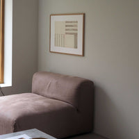 Atelier Cph(アトリエ・シーピーエイチ)は、デンマーク・コペンハーゲンを拠点とするデザインスタジオ兼アートブランドです。ミニマルで構築的なビジュアルを特徴とし、抽象アートやコラージュを中心としたアートポスターを多数手がけています。北欧デザインらしい洗練された感性とバランスの取れた構成美が魅力で、リビング、寝室、書斎、オフィスなど、あらゆる空間に調和と静けさをもたらします。幾何学的なモチーフを用いたアートは、ギャラリーウォールやモダンインテリアのアクセントにも最適。高品質な紙と印刷による仕上がりで、インテリアとしての完成度も高く評価されています。北欧アートポスター、現代アート、ミニマルデザイン、韓国インテリアなど、幅広いスタイルにマッチするスタイリッシュなアートを探している方におすすめです。