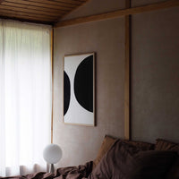 Atelier Cph(アトリエ・シーピーエイチ)は、デンマーク・コペンハーゲンを拠点とするデザインスタジオ兼アートブランドです。ミニマルで構築的なビジュアルを特徴とし、抽象アートやコラージュを中心としたアートポスターを多数手がけています。北欧デザインらしい洗練された感性とバランスの取れた構成美が魅力で、リビング、寝室、書斎、オフィスなど、あらゆる空間に調和と静けさをもたらします。幾何学的なモチーフを用いたアートは、ギャラリーウォールやモダンインテリアのアクセントにも最適。高品質な紙と印刷による仕上がりで、インテリアとしての完成度も高く評価されています。北欧アートポスター、現代アート、ミニマルデザイン、韓国インテリアなど、幅広いスタイルにマッチするスタイリッシュなアートを探している方におすすめです。