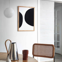 Atelier Cph(アトリエ・シーピーエイチ)は、デンマーク・コペンハーゲンを拠点とするデザインスタジオ兼アートブランドです。ミニマルで構築的なビジュアルを特徴とし、抽象アートやコラージュを中心としたアートポスターを多数手がけています。北欧デザインらしい洗練された感性とバランスの取れた構成美が魅力で、リビング、寝室、書斎、オフィスなど、あらゆる空間に調和と静けさをもたらします。幾何学的なモチーフを用いたアートは、ギャラリーウォールやモダンインテリアのアクセントにも最適。高品質な紙と印刷による仕上がりで、インテリアとしての完成度も高く評価されています。北欧アートポスター、現代アート、ミニマルデザイン、韓国インテリアなど、幅広いスタイルにマッチするスタイリッシュなアートを探している方におすすめです。