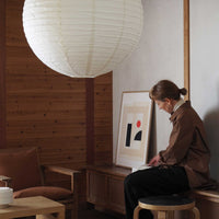 Atelier Cph(アトリエ・シーピーエイチ)は、デンマーク・コペンハーゲンを拠点とするデザインスタジオ兼アートブランドです。ミニマルで構築的なビジュアルを特徴とし、抽象アートやコラージュを中心としたアートポスターを多数手がけています。北欧デザインらしい洗練された感性とバランスの取れた構成美が魅力で、リビング、寝室、書斎、オフィスなど、あらゆる空間に調和と静けさをもたらします。幾何学的なモチーフを用いたアートは、ギャラリーウォールやモダンインテリアのアクセントにも最適。高品質な紙と印刷による仕上がりで、インテリアとしての完成度も高く評価されています。北欧アートポスター、現代アート、ミニマルデザイン、韓国インテリアなど、幅広いスタイルにマッチするスタイリッシュなアートを探している方におすすめです。