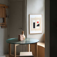 Atelier Cph(アトリエ・シーピーエイチ)は、デンマーク・コペンハーゲンを拠点とするデザインスタジオ兼アートブランドです。ミニマルで構築的なビジュアルを特徴とし、抽象アートやコラージュを中心としたアートポスターを多数手がけています。北欧デザインらしい洗練された感性とバランスの取れた構成美が魅力で、リビング、寝室、書斎、オフィスなど、あらゆる空間に調和と静けさをもたらします。幾何学的なモチーフを用いたアートは、ギャラリーウォールやモダンインテリアのアクセントにも最適。高品質な紙と印刷による仕上がりで、インテリアとしての完成度も高く評価されています。北欧アートポスター、現代アート、ミニマルデザイン、韓国インテリアなど、幅広いスタイルにマッチするスタイリッシュなアートを探している方におすすめです。