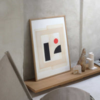 Atelier Cph(アトリエ・シーピーエイチ)は、デンマーク・コペンハーゲンを拠点とするデザインスタジオ兼アートブランドです。ミニマルで構築的なビジュアルを特徴とし、抽象アートやコラージュを中心としたアートポスターを多数手がけています。北欧デザインらしい洗練された感性とバランスの取れた構成美が魅力で、リビング、寝室、書斎、オフィスなど、あらゆる空間に調和と静けさをもたらします。幾何学的なモチーフを用いたアートは、ギャラリーウォールやモダンインテリアのアクセントにも最適。高品質な紙と印刷による仕上がりで、インテリアとしての完成度も高く評価されています。北欧アートポスター、現代アート、ミニマルデザイン、韓国インテリアなど、幅広いスタイルにマッチするスタイリッシュなアートを探している方におすすめです。