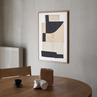 Atelier Cph(アトリエ・シーピーエイチ)は、デンマーク・コペンハーゲンを拠点とするデザインスタジオ兼アートブランドです。ミニマルで構築的なビジュアルを特徴とし、抽象アートやコラージュを中心としたアートポスターを多数手がけています。北欧デザインらしい洗練された感性とバランスの取れた構成美が魅力で、リビング、寝室、書斎、オフィスなど、あらゆる空間に調和と静けさをもたらします。幾何学的なモチーフを用いたアートは、ギャラリーウォールやモダンインテリアのアクセントにも最適。高品質な紙と印刷による仕上がりで、インテリアとしての完成度も高く評価されています。北欧アートポスター、現代アート、ミニマルデザイン、韓国インテリアなど、幅広いスタイルにマッチするスタイリッシュなアートを探している方におすすめです。