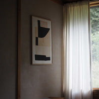 Atelier Cph(アトリエ・シーピーエイチ)は、デンマーク・コペンハーゲンを拠点とするデザインスタジオ兼アートブランドです。ミニマルで構築的なビジュアルを特徴とし、抽象アートやコラージュを中心としたアートポスターを多数手がけています。北欧デザインらしい洗練された感性とバランスの取れた構成美が魅力で、リビング、寝室、書斎、オフィスなど、あらゆる空間に調和と静けさをもたらします。幾何学的なモチーフを用いたアートは、ギャラリーウォールやモダンインテリアのアクセントにも最適。高品質な紙と印刷による仕上がりで、インテリアとしての完成度も高く評価されています。北欧アートポスター、現代アート、ミニマルデザイン、韓国インテリアなど、幅広いスタイルにマッチするスタイリッシュなアートを探している方におすすめです。