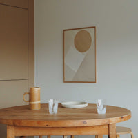 Atelier Cph(アトリエ・シーピーエイチ)は、デンマーク・コペンハーゲンを拠点とするデザインスタジオ兼アートブランドです。ミニマルで構築的なビジュアルを特徴とし、抽象アートやコラージュを中心としたアートポスターを多数手がけています。北欧デザインらしい洗練された感性とバランスの取れた構成美が魅力で、リビング、寝室、書斎、オフィスなど、あらゆる空間に調和と静けさをもたらします。幾何学的なモチーフを用いたアートは、ギャラリーウォールやモダンインテリアのアクセントにも最適。高品質な紙と印刷による仕上がりで、インテリアとしての完成度も高く評価されています。北欧アートポスター、現代アート、ミニマルデザイン、韓国インテリアなど、幅広いスタイルにマッチするスタイリッシュなアートを探している方におすすめです。