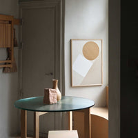 Atelier Cph(アトリエ・シーピーエイチ)は、デンマーク・コペンハーゲンを拠点とするデザインスタジオ兼アートブランドです。ミニマルで構築的なビジュアルを特徴とし、抽象アートやコラージュを中心としたアートポスターを多数手がけています。北欧デザインらしい洗練された感性とバランスの取れた構成美が魅力で、リビング、寝室、書斎、オフィスなど、あらゆる空間に調和と静けさをもたらします。幾何学的なモチーフを用いたアートは、ギャラリーウォールやモダンインテリアのアクセントにも最適。高品質な紙と印刷による仕上がりで、インテリアとしての完成度も高く評価されています。北欧アートポスター、現代アート、ミニマルデザイン、韓国インテリアなど、幅広いスタイルにマッチするスタイリッシュなアートを探している方におすすめです。