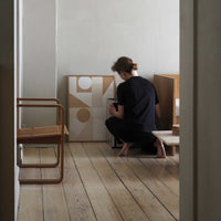 Atelier Cph(アトリエ・シーピーエイチ)は、デンマーク・コペンハーゲンを拠点とするデザインスタジオ兼アートブランドです。ミニマルで構築的なビジュアルを特徴とし、抽象アートやコラージュを中心としたアートポスターを多数手がけています。北欧デザインらしい洗練された感性とバランスの取れた構成美が魅力で、リビング、寝室、書斎、オフィスなど、あらゆる空間に調和と静けさをもたらします。幾何学的なモチーフを用いたアートは、ギャラリーウォールやモダンインテリアのアクセントにも最適。高品質な紙と印刷による仕上がりで、インテリアとしての完成度も高く評価されています。北欧アートポスター、現代アート、ミニマルデザイン、韓国インテリアなど、幅広いスタイルにマッチするスタイリッシュなアートを探している方におすすめです。