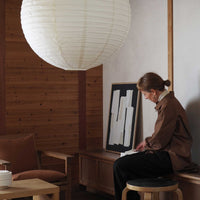 Atelier Cph(アトリエ・シーピーエイチ)は、デンマーク・コペンハーゲンを拠点とするデザインスタジオ兼アートブランドです。ミニマルで構築的なビジュアルを特徴とし、抽象アートやコラージュを中心としたアートポスターを多数手がけています。北欧デザインらしい洗練された感性とバランスの取れた構成美が魅力で、リビング、寝室、書斎、オフィスなど、あらゆる空間に調和と静けさをもたらします。幾何学的なモチーフを用いたアートは、ギャラリーウォールやモダンインテリアのアクセントにも最適。高品質な紙と印刷による仕上がりで、インテリアとしての完成度も高く評価されています。北欧アートポスター、現代アート、ミニマルデザイン、韓国インテリアなど、幅広いスタイルにマッチするスタイリッシュなアートを探している方におすすめです。