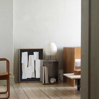 Atelier Cph(アトリエ・シーピーエイチ)は、デンマーク・コペンハーゲンを拠点とするデザインスタジオ兼アートブランドです。ミニマルで構築的なビジュアルを特徴とし、抽象アートやコラージュを中心としたアートポスターを多数手がけています。北欧デザインらしい洗練された感性とバランスの取れた構成美が魅力で、リビング、寝室、書斎、オフィスなど、あらゆる空間に調和と静けさをもたらします。幾何学的なモチーフを用いたアートは、ギャラリーウォールやモダンインテリアのアクセントにも最適。高品質な紙と印刷による仕上がりで、インテリアとしての完成度も高く評価されています。北欧アートポスター、現代アート、ミニマルデザイン、韓国インテリアなど、幅広いスタイルにマッチするスタイリッシュなアートを探している方におすすめです。