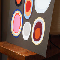 Atelier Cph(アトリエ・シーピーエイチ)は、デンマーク・コペンハーゲンを拠点とするデザインスタジオ兼アートブランドです。ミニマルで構築的なビジュアルを特徴とし、抽象アートやコラージュを中心としたアートポスターを多数手がけています。北欧デザインらしい洗練された感性とバランスの取れた構成美が魅力で、リビング、寝室、書斎、オフィスなど、あらゆる空間に調和と静けさをもたらします。幾何学的なモチーフを用いたアートは、ギャラリーウォールやモダンインテリアのアクセントにも最適。高品質な紙と印刷による仕上がりで、インテリアとしての完成度も高く評価されています。北欧アートポスター、現代アート、ミニマルデザイン、韓国インテリアなど、幅広いスタイルにマッチするスタイリッシュなアートを探している方におすすめです。