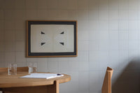 Atelier Cph(アトリエ・シーピーエイチ)は、デンマーク・コペンハーゲンを拠点とするデザインスタジオ兼アートブランドです。ミニマルで構築的なビジュアルを特徴とし、抽象アートやコラージュを中心としたアートポスターを多数手がけています。北欧デザインらしい洗練された感性とバランスの取れた構成美が魅力で、リビング、寝室、書斎、オフィスなど、あらゆる空間に調和と静けさをもたらします。幾何学的なモチーフを用いたアートは、ギャラリーウォールやモダンインテリアのアクセントにも最適。高品質な紙と印刷による仕上がりで、インテリアとしての完成度も高く評価されています。北欧アートポスター、現代アート、ミニマルデザイン、韓国インテリアなど、幅広いスタイルにマッチするスタイリッシュなアートを探している方におすすめです。