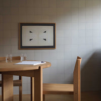 Atelier Cph(アトリエ・シーピーエイチ)は、デンマーク・コペンハーゲンを拠点とするデザインスタジオ兼アートブランドです。ミニマルで構築的なビジュアルを特徴とし、抽象アートやコラージュを中心としたアートポスターを多数手がけています。北欧デザインらしい洗練された感性とバランスの取れた構成美が魅力で、リビング、寝室、書斎、オフィスなど、あらゆる空間に調和と静けさをもたらします。幾何学的なモチーフを用いたアートは、ギャラリーウォールやモダンインテリアのアクセントにも最適。高品質な紙と印刷による仕上がりで、インテリアとしての完成度も高く評価されています。北欧アートポスター、現代アート、ミニマルデザイン、韓国インテリアなど、幅広いスタイルにマッチするスタイリッシュなアートを探している方におすすめです。
