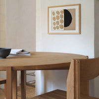 Atelier Cph(アトリエ・シーピーエイチ)は、デンマーク・コペンハーゲンを拠点とするデザインスタジオ兼アートブランドです。ミニマルで構築的なビジュアルを特徴とし、抽象アートやコラージュを中心としたアートポスターを多数手がけています。北欧デザインらしい洗練された感性とバランスの取れた構成美が魅力で、リビング、寝室、書斎、オフィスなど、あらゆる空間に調和と静けさをもたらします。幾何学的なモチーフを用いたアートは、ギャラリーウォールやモダンインテリアのアクセントにも最適。高品質な紙と印刷による仕上がりで、インテリアとしての完成度も高く評価されています。北欧アートポスター、現代アート、ミニマルデザイン、韓国インテリアなど、幅広いスタイルにマッチするスタイリッシュなアートを探している方におすすめです。