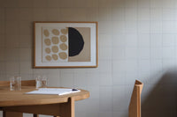 Atelier Cph(アトリエ・シーピーエイチ)は、デンマーク・コペンハーゲンを拠点とするデザインスタジオ兼アートブランドです。ミニマルで構築的なビジュアルを特徴とし、抽象アートやコラージュを中心としたアートポスターを多数手がけています。北欧デザインらしい洗練された感性とバランスの取れた構成美が魅力で、リビング、寝室、書斎、オフィスなど、あらゆる空間に調和と静けさをもたらします。幾何学的なモチーフを用いたアートは、ギャラリーウォールやモダンインテリアのアクセントにも最適。高品質な紙と印刷による仕上がりで、インテリアとしての完成度も高く評価されています。北欧アートポスター、現代アート、ミニマルデザイン、韓国インテリアなど、幅広いスタイルにマッチするスタイリッシュなアートを探している方におすすめです。