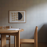 Atelier Cph(アトリエ・シーピーエイチ)は、デンマーク・コペンハーゲンを拠点とするデザインスタジオ兼アートブランドです。ミニマルで構築的なビジュアルを特徴とし、抽象アートやコラージュを中心としたアートポスターを多数手がけています。北欧デザインらしい洗練された感性とバランスの取れた構成美が魅力で、リビング、寝室、書斎、オフィスなど、あらゆる空間に調和と静けさをもたらします。幾何学的なモチーフを用いたアートは、ギャラリーウォールやモダンインテリアのアクセントにも最適。高品質な紙と印刷による仕上がりで、インテリアとしての完成度も高く評価されています。北欧アートポスター、現代アート、ミニマルデザイン、韓国インテリアなど、幅広いスタイルにマッチするスタイリッシュなアートを探している方におすすめです。