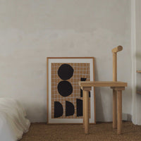 Atelier Cph(アトリエ・シーピーエイチ)は、デンマーク・コペンハーゲンを拠点とするデザインスタジオ兼アートブランドです。ミニマルで構築的なビジュアルを特徴とし、抽象アートやコラージュを中心としたアートポスターを多数手がけています。北欧デザインらしい洗練された感性とバランスの取れた構成美が魅力で、リビング、寝室、書斎、オフィスなど、あらゆる空間に調和と静けさをもたらします。幾何学的なモチーフを用いたアートは、ギャラリーウォールやモダンインテリアのアクセントにも最適。高品質な紙と印刷による仕上がりで、インテリアとしての完成度も高く評価されています。北欧アートポスター、現代アート、ミニマルデザイン、韓国インテリアなど、幅広いスタイルにマッチするスタイリッシュなアートを探している方におすすめです。