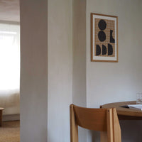 Atelier Cph(アトリエ・シーピーエイチ)は、デンマーク・コペンハーゲンを拠点とするデザインスタジオ兼アートブランドです。ミニマルで構築的なビジュアルを特徴とし、抽象アートやコラージュを中心としたアートポスターを多数手がけています。北欧デザインらしい洗練された感性とバランスの取れた構成美が魅力で、リビング、寝室、書斎、オフィスなど、あらゆる空間に調和と静けさをもたらします。幾何学的なモチーフを用いたアートは、ギャラリーウォールやモダンインテリアのアクセントにも最適。高品質な紙と印刷による仕上がりで、インテリアとしての完成度も高く評価されています。北欧アートポスター、現代アート、ミニマルデザイン、韓国インテリアなど、幅広いスタイルにマッチするスタイリッシュなアートを探している方におすすめです。