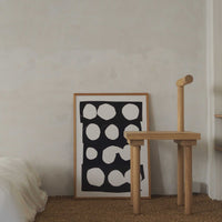 Atelier Cph(アトリエ・シーピーエイチ)は、デンマーク・コペンハーゲンを拠点とするデザインスタジオ兼アートブランドです。ミニマルで構築的なビジュアルを特徴とし、抽象アートやコラージュを中心としたアートポスターを多数手がけています。北欧デザインらしい洗練された感性とバランスの取れた構成美が魅力で、リビング、寝室、書斎、オフィスなど、あらゆる空間に調和と静けさをもたらします。幾何学的なモチーフを用いたアートは、ギャラリーウォールやモダンインテリアのアクセントにも最適。高品質な紙と印刷による仕上がりで、インテリアとしての完成度も高く評価されています。北欧アートポスター、現代アート、ミニマルデザイン、韓国インテリアなど、幅広いスタイルにマッチするスタイリッシュなアートを探している方におすすめです。