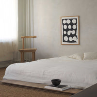 Atelier Cph(アトリエ・シーピーエイチ)は、デンマーク・コペンハーゲンを拠点とするデザインスタジオ兼アートブランドです。ミニマルで構築的なビジュアルを特徴とし、抽象アートやコラージュを中心としたアートポスターを多数手がけています。北欧デザインらしい洗練された感性とバランスの取れた構成美が魅力で、リビング、寝室、書斎、オフィスなど、あらゆる空間に調和と静けさをもたらします。幾何学的なモチーフを用いたアートは、ギャラリーウォールやモダンインテリアのアクセントにも最適。高品質な紙と印刷による仕上がりで、インテリアとしての完成度も高く評価されています。北欧アートポスター、現代アート、ミニマルデザイン、韓国インテリアなど、幅広いスタイルにマッチするスタイリッシュなアートを探している方におすすめです。