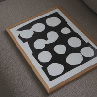 Atelier Cph(アトリエ・シーピーエイチ)は、デンマーク・コペンハーゲンを拠点とするデザインスタジオ兼アートブランドです。ミニマルで構築的なビジュアルを特徴とし、抽象アートやコラージュを中心としたアートポスターを多数手がけています。北欧デザインらしい洗練された感性とバランスの取れた構成美が魅力で、リビング、寝室、書斎、オフィスなど、あらゆる空間に調和と静けさをもたらします。幾何学的なモチーフを用いたアートは、ギャラリーウォールやモダンインテリアのアクセントにも最適。高品質な紙と印刷による仕上がりで、インテリアとしての完成度も高く評価されています。北欧アートポスター、現代アート、ミニマルデザイン、韓国インテリアなど、幅広いスタイルにマッチするスタイリッシュなアートを探している方におすすめです。