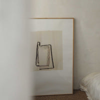 Atelier Cph(アトリエ・シーピーエイチ)は、デンマーク・コペンハーゲンを拠点とするデザインスタジオ兼アートブランドです。ミニマルで構築的なビジュアルを特徴とし、抽象アートやコラージュを中心としたアートポスターを多数手がけています。北欧デザインらしい洗練された感性とバランスの取れた構成美が魅力で、リビング、寝室、書斎、オフィスなど、あらゆる空間に調和と静けさをもたらします。幾何学的なモチーフを用いたアートは、ギャラリーウォールやモダンインテリアのアクセントにも最適。高品質な紙と印刷による仕上がりで、インテリアとしての完成度も高く評価されています。北欧アートポスター、現代アート、ミニマルデザイン、韓国インテリアなど、幅広いスタイルにマッチするスタイリッシュなアートを探している方におすすめです。