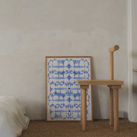 Atelier Cph(アトリエ・シーピーエイチ)は、デンマーク・コペンハーゲンを拠点とするデザインスタジオ兼アートブランドです。ミニマルで構築的なビジュアルを特徴とし、抽象アートやコラージュを中心としたアートポスターを多数手がけています。北欧デザインらしい洗練された感性とバランスの取れた構成美が魅力で、リビング、寝室、書斎、オフィスなど、あらゆる空間に調和と静けさをもたらします。幾何学的なモチーフを用いたアートは、ギャラリーウォールやモダンインテリアのアクセントにも最適。高品質な紙と印刷による仕上がりで、インテリアとしての完成度も高く評価されています。北欧アートポスター、現代アート、ミニマルデザイン、韓国インテリアなど、幅広いスタイルにマッチするスタイリッシュなアートを探している方におすすめです。