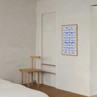 Atelier Cph(アトリエ・シーピーエイチ)は、デンマーク・コペンハーゲンを拠点とするデザインスタジオ兼アートブランドです。ミニマルで構築的なビジュアルを特徴とし、抽象アートやコラージュを中心としたアートポスターを多数手がけています。北欧デザインらしい洗練された感性とバランスの取れた構成美が魅力で、リビング、寝室、書斎、オフィスなど、あらゆる空間に調和と静けさをもたらします。幾何学的なモチーフを用いたアートは、ギャラリーウォールやモダンインテリアのアクセントにも最適。高品質な紙と印刷による仕上がりで、インテリアとしての完成度も高く評価されています。北欧アートポスター、現代アート、ミニマルデザイン、韓国インテリアなど、幅広いスタイルにマッチするスタイリッシュなアートを探している方におすすめです。