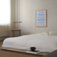 Atelier Cph(アトリエ・シーピーエイチ)は、デンマーク・コペンハーゲンを拠点とするデザインスタジオ兼アートブランドです。ミニマルで構築的なビジュアルを特徴とし、抽象アートやコラージュを中心としたアートポスターを多数手がけています。北欧デザインらしい洗練された感性とバランスの取れた構成美が魅力で、リビング、寝室、書斎、オフィスなど、あらゆる空間に調和と静けさをもたらします。幾何学的なモチーフを用いたアートは、ギャラリーウォールやモダンインテリアのアクセントにも最適。高品質な紙と印刷による仕上がりで、インテリアとしての完成度も高く評価されています。北欧アートポスター、現代アート、ミニマルデザイン、韓国インテリアなど、幅広いスタイルにマッチするスタイリッシュなアートを探している方におすすめです。