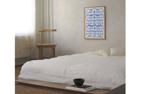 Atelier Cph(アトリエ・シーピーエイチ)は、デンマーク・コペンハーゲンを拠点とするデザインスタジオ兼アートブランドです。ミニマルで構築的なビジュアルを特徴とし、抽象アートやコラージュを中心としたアートポスターを多数手がけています。北欧デザインらしい洗練された感性とバランスの取れた構成美が魅力で、リビング、寝室、書斎、オフィスなど、あらゆる空間に調和と静けさをもたらします。幾何学的なモチーフを用いたアートは、ギャラリーウォールやモダンインテリアのアクセントにも最適。高品質な紙と印刷による仕上がりで、インテリアとしての完成度も高く評価されています。北欧アートポスター、現代アート、ミニマルデザイン、韓国インテリアなど、幅広いスタイルにマッチするスタイリッシュなアートを探している方におすすめです。