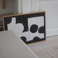 Atelier Cph(アトリエ・シーピーエイチ)は、デンマーク・コペンハーゲンを拠点とするデザインスタジオ兼アートブランドです。ミニマルで構築的なビジュアルを特徴とし、抽象アートやコラージュを中心としたアートポスターを多数手がけています。北欧デザインらしい洗練された感性とバランスの取れた構成美が魅力で、リビング、寝室、書斎、オフィスなど、あらゆる空間に調和と静けさをもたらします。幾何学的なモチーフを用いたアートは、ギャラリーウォールやモダンインテリアのアクセントにも最適。高品質な紙と印刷による仕上がりで、インテリアとしての完成度も高く評価されています。北欧アートポスター、現代アート、ミニマルデザイン、韓国インテリアなど、幅広いスタイルにマッチするスタイリッシュなアートを探している方におすすめです。