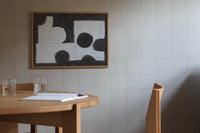 Atelier Cph(アトリエ・シーピーエイチ)は、デンマーク・コペンハーゲンを拠点とするデザインスタジオ兼アートブランドです。ミニマルで構築的なビジュアルを特徴とし、抽象アートやコラージュを中心としたアートポスターを多数手がけています。北欧デザインらしい洗練された感性とバランスの取れた構成美が魅力で、リビング、寝室、書斎、オフィスなど、あらゆる空間に調和と静けさをもたらします。幾何学的なモチーフを用いたアートは、ギャラリーウォールやモダンインテリアのアクセントにも最適。高品質な紙と印刷による仕上がりで、インテリアとしての完成度も高く評価されています。北欧アートポスター、現代アート、ミニマルデザイン、韓国インテリアなど、幅広いスタイルにマッチするスタイリッシュなアートを探している方におすすめです。