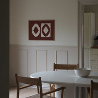 Atelier Cph(アトリエ・シーピーエイチ)は、デンマーク・コペンハーゲンを拠点とするデザインスタジオ兼アートブランドです。ミニマルで構築的なビジュアルを特徴とし、抽象アートやコラージュを中心としたアートポスターを多数手がけています。北欧デザインらしい洗練された感性とバランスの取れた構成美が魅力で、リビング、寝室、書斎、オフィスなど、あらゆる空間に調和と静けさをもたらします。幾何学的なモチーフを用いたアートは、ギャラリーウォールやモダンインテリアのアクセントにも最適。高品質な紙と印刷による仕上がりで、インテリアとしての完成度も高く評価されています。北欧アートポスター、現代アート、ミニマルデザイン、韓国インテリアなど、幅広いスタイルにマッチするスタイリッシュなアートを探している方におすすめです。