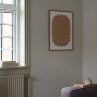 Atelier Cph(アトリエ・シーピーエイチ)は、デンマーク・コペンハーゲンを拠点とするデザインスタジオ兼アートブランドです。ミニマルで構築的なビジュアルを特徴とし、抽象アートやコラージュを中心としたアートポスターを多数手がけています。北欧デザインらしい洗練された感性とバランスの取れた構成美が魅力で、リビング、寝室、書斎、オフィスなど、あらゆる空間に調和と静けさをもたらします。幾何学的なモチーフを用いたアートは、ギャラリーウォールやモダンインテリアのアクセントにも最適。高品質な紙と印刷による仕上がりで、インテリアとしての完成度も高く評価されています。北欧アートポスター、現代アート、ミニマルデザイン、韓国インテリアなど、幅広いスタイルにマッチするスタイリッシュなアートを探している方におすすめです。