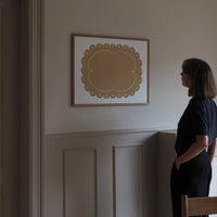 Atelier Cph(アトリエ・シーピーエイチ)は、デンマーク・コペンハーゲンを拠点とするデザインスタジオ兼アートブランドです。ミニマルで構築的なビジュアルを特徴とし、抽象アートやコラージュを中心としたアートポスターを多数手がけています。北欧デザインらしい洗練された感性とバランスの取れた構成美が魅力で、リビング、寝室、書斎、オフィスなど、あらゆる空間に調和と静けさをもたらします。幾何学的なモチーフを用いたアートは、ギャラリーウォールやモダンインテリアのアクセントにも最適。高品質な紙と印刷による仕上がりで、インテリアとしての完成度も高く評価されています。北欧アートポスター、現代アート、ミニマルデザイン、韓国インテリアなど、幅広いスタイルにマッチするスタイリッシュなアートを探している方におすすめです。