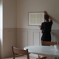 Atelier Cph(アトリエ・シーピーエイチ)は、デンマーク・コペンハーゲンを拠点とするデザインスタジオ兼アートブランドです。ミニマルで構築的なビジュアルを特徴とし、抽象アートやコラージュを中心としたアートポスターを多数手がけています。北欧デザインらしい洗練された感性とバランスの取れた構成美が魅力で、リビング、寝室、書斎、オフィスなど、あらゆる空間に調和と静けさをもたらします。幾何学的なモチーフを用いたアートは、ギャラリーウォールやモダンインテリアのアクセントにも最適。高品質な紙と印刷による仕上がりで、インテリアとしての完成度も高く評価されています。北欧アートポスター、現代アート、ミニマルデザイン、韓国インテリアなど、幅広いスタイルにマッチするスタイリッシュなアートを探している方におすすめです。