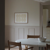 Atelier Cph(アトリエ・シーピーエイチ)は、デンマーク・コペンハーゲンを拠点とするデザインスタジオ兼アートブランドです。ミニマルで構築的なビジュアルを特徴とし、抽象アートやコラージュを中心としたアートポスターを多数手がけています。北欧デザインらしい洗練された感性とバランスの取れた構成美が魅力で、リビング、寝室、書斎、オフィスなど、あらゆる空間に調和と静けさをもたらします。幾何学的なモチーフを用いたアートは、ギャラリーウォールやモダンインテリアのアクセントにも最適。高品質な紙と印刷による仕上がりで、インテリアとしての完成度も高く評価されています。北欧アートポスター、現代アート、ミニマルデザイン、韓国インテリアなど、幅広いスタイルにマッチするスタイリッシュなアートを探している方におすすめです。