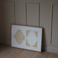 Atelier Cph(アトリエ・シーピーエイチ)は、デンマーク・コペンハーゲンを拠点とするデザインスタジオ兼アートブランドです。ミニマルで構築的なビジュアルを特徴とし、抽象アートやコラージュを中心としたアートポスターを多数手がけています。北欧デザインらしい洗練された感性とバランスの取れた構成美が魅力で、リビング、寝室、書斎、オフィスなど、あらゆる空間に調和と静けさをもたらします。幾何学的なモチーフを用いたアートは、ギャラリーウォールやモダンインテリアのアクセントにも最適。高品質な紙と印刷による仕上がりで、インテリアとしての完成度も高く評価されています。北欧アートポスター、現代アート、ミニマルデザイン、韓国インテリアなど、幅広いスタイルにマッチするスタイリッシュなアートを探している方におすすめです。