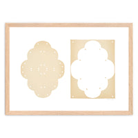 Atelier Cph(アトリエ・シーピーエイチ)は、デンマーク・コペンハーゲンを拠点とするデザインスタジオ兼アートブランドです。ミニマルで構築的なビジュアルを特徴とし、抽象アートやコラージュを中心としたアートポスターを多数手がけています。北欧デザインらしい洗練された感性とバランスの取れた構成美が魅力で、リビング、寝室、書斎、オフィスなど、あらゆる空間に調和と静けさをもたらします。幾何学的なモチーフを用いたアートは、ギャラリーウォールやモダンインテリアのアクセントにも最適。高品質な紙と印刷による仕上がりで、インテリアとしての完成度も高く評価されています。北欧アートポスター、現代アート、ミニマルデザイン、韓国インテリアなど、幅広いスタイルにマッチするスタイリッシュなアートを探している方におすすめです。